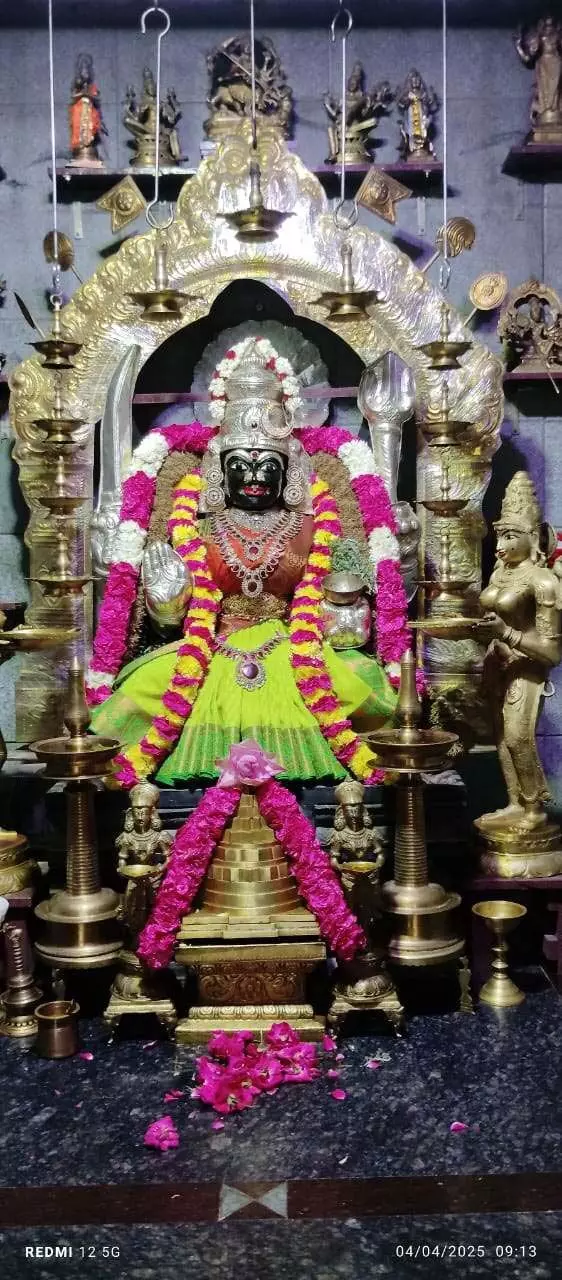 அங்கன்வாடி மையத்திற்கு மின்விசிறி வழங்கிய சமூக ஆர்வலர்கள் அங்கன்வாடி மையத்திற்கு மின்விசிறி வழங்கிய சமூக ஆர்வலர்கள்