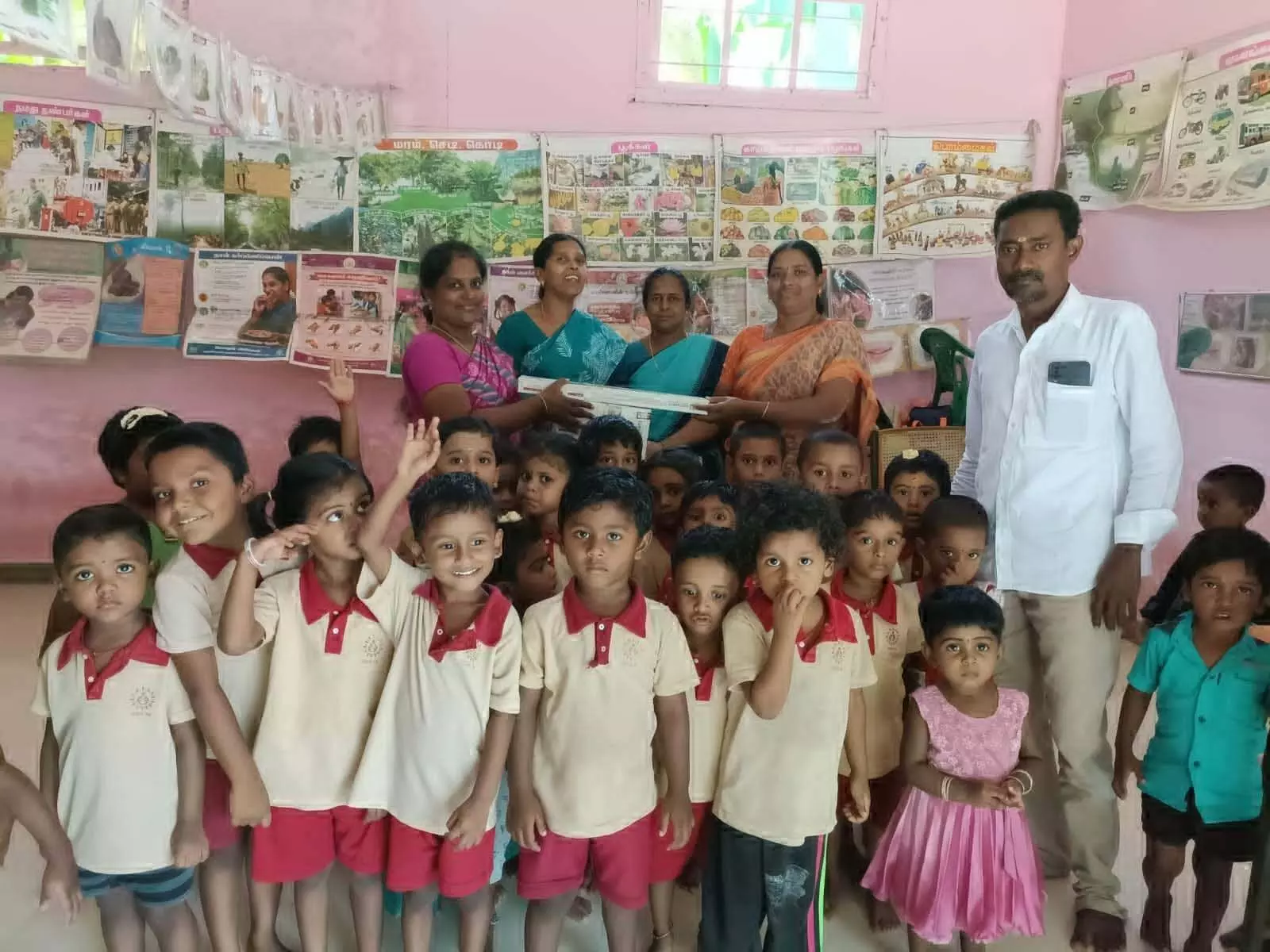 அங்கன்வாடி மையத்திற்கு மின்விசிறி வழங்கிய சமூக ஆர்வலர்கள் அங்கன்வாடி மையத்திற்கு மின்விசிறி வழங்கிய சமூக ஆர்வலர்கள்