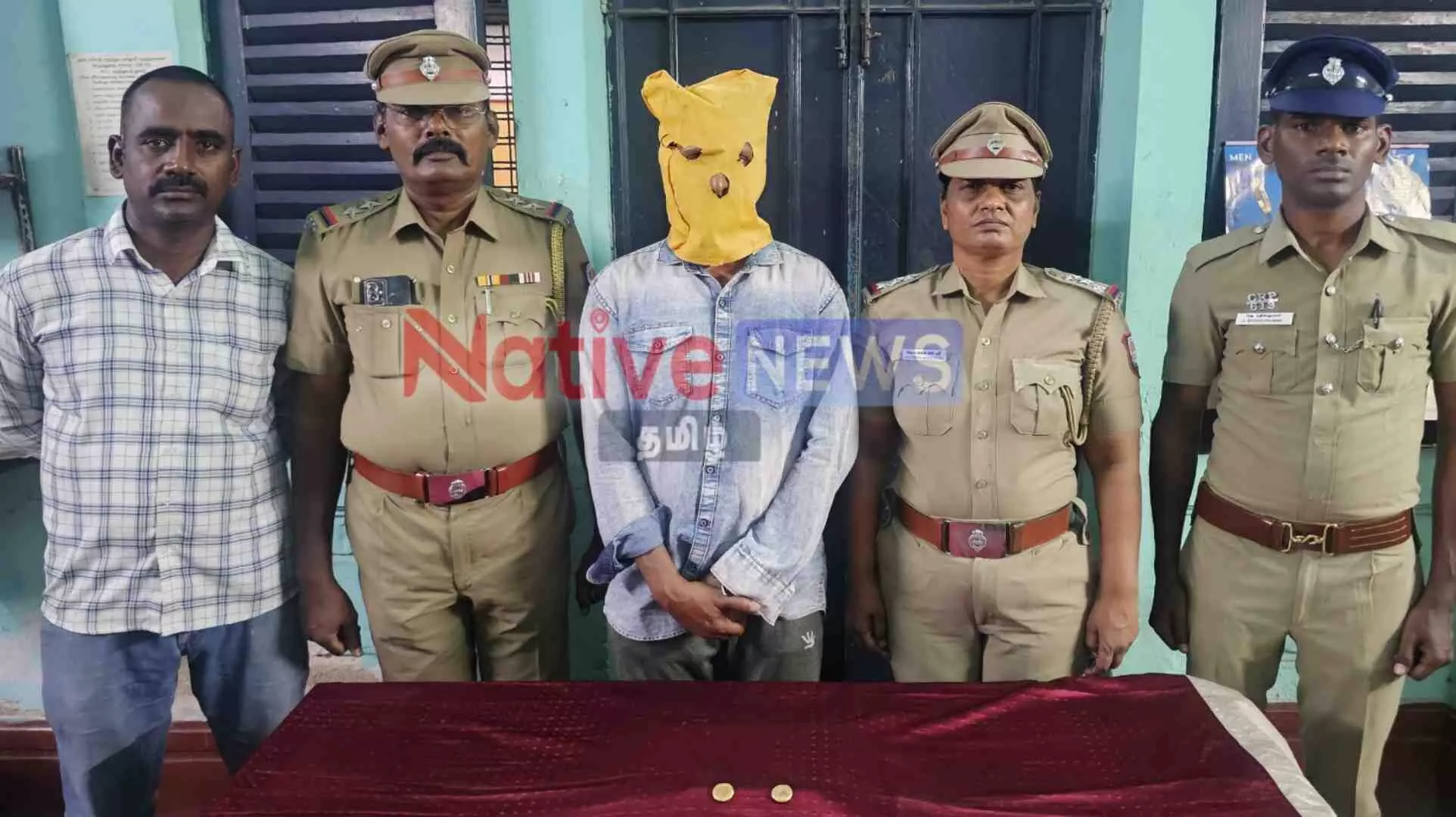 ஈரோட்டில் ஓடும் ரயிலில் பெண்களிடம் செயின் பறிப்பில் ஈடுபட்ட பிரபல ஆந்திரா திருடன் கைது! ஈரோட்டில் ஓடும் ரயிலில் பெண்களிடம் செயின் பறிப்பில் ஈடுபட்ட பிரபல ஆந்திரா திருடன் கைது!