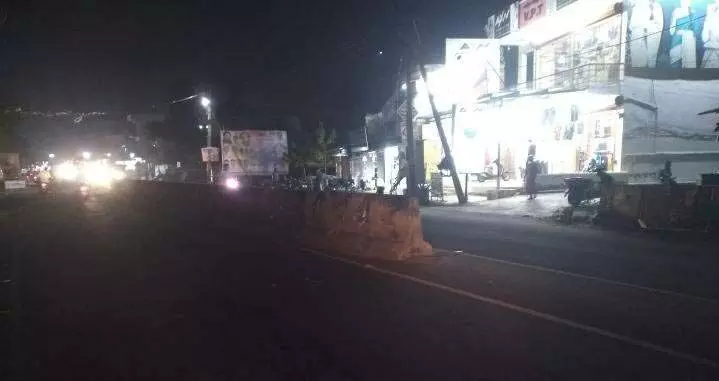 டிவைடரில் ஒளிரும் விளக்கு இல்லாததால் விபத்து அபாயம் டிவைடரில் ஒளிரும் விளக்கு இல்லாததால் விபத்து அபாயம்