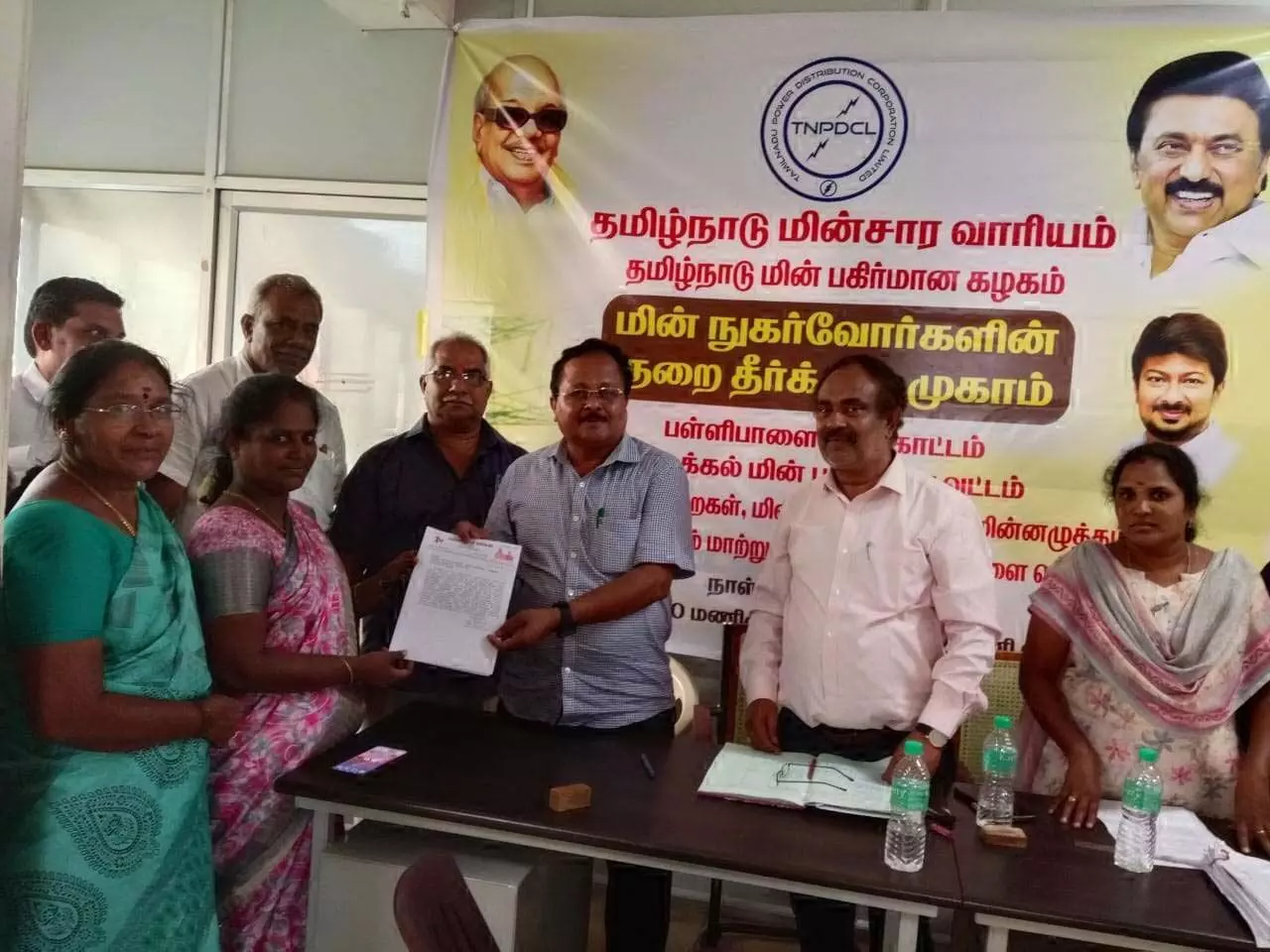 மின் மாற்றியை இடம் மாற்றம் செய்ய வேண்டி, மின்வாரியத்தில் மக்கள் நீதி மய்யம் சார்பில் மனு மின் மாற்றியை இடம் மாற்றம் செய்ய வேண்டி, மின்வாரியத்தில் மக்கள் நீதி மய்யம் சார்பில் மனு