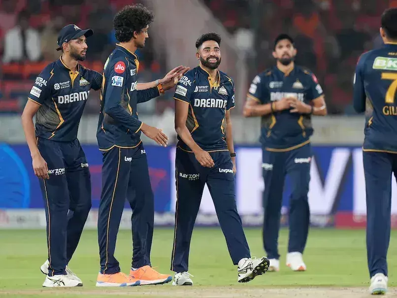 சிராஜின் பௌலிங்கின் ருத்ராதாண்டவம், SRH மெயின் பேட்டர்கள் திணறல் சிராஜின் பௌலிங்கின் ருத்ராதாண்டவம், SRH மெயின் பேட்டர்கள் திணறல்