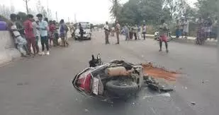 சாலையில் பைக் மோதி தொழிலாளி உயிரிழப்பு சாலையில் பைக் மோதி தொழிலாளி உயிரிழப்பு