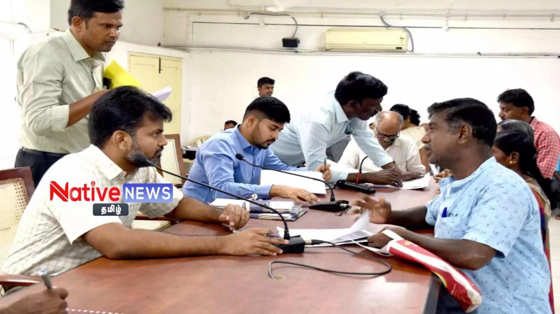 ஈரோடு மக்கள் குறைதீர் கூட்டத்தில் 33 பயனாளிகளுக்கு ரூ.36.71 லட்சத்தில் அரசு நலத்திட்ட உதவிகள் வழங்கிய ஆட்சியர்! ஈரோடு மக்கள் குறைதீர் கூட்டத்தில் 33 பயனாளிகளுக்கு ரூ.36.71 லட்சத்தில் அரசு நலத்திட்ட உதவிகள் வழங்கிய ஆட்சியர்!