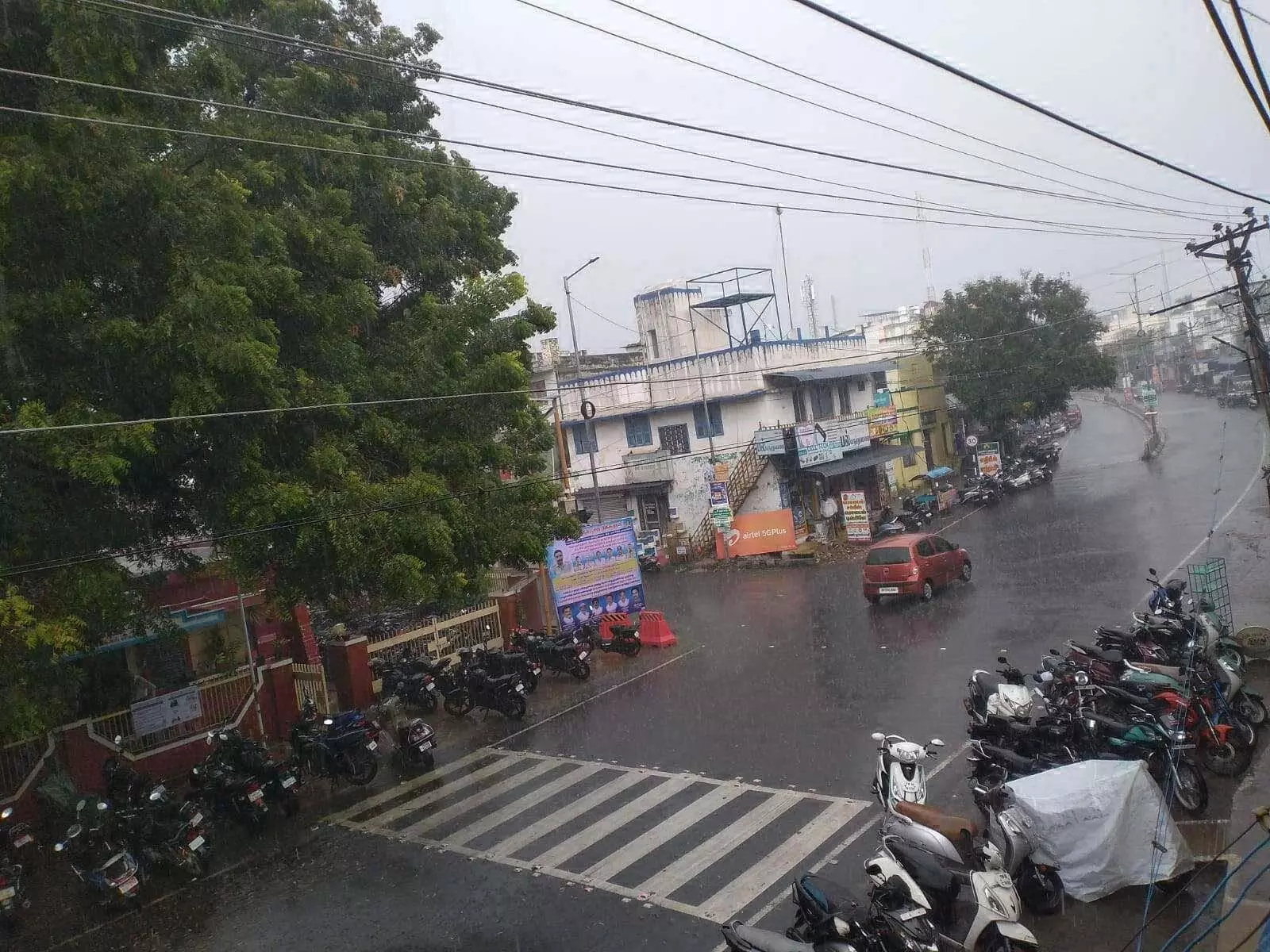 கோடை மழையால் பொதுமக்கள் மகிழ்ச்சி கோடை மழையால் பொதுமக்கள் மகிழ்ச்சி