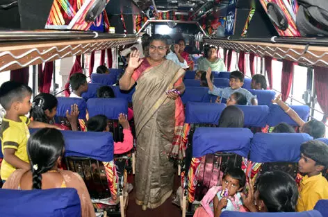 மாற்றுத்திறன் குழந்தைகளுக்கு கல்விச்சுற்றுலா கலெக்டர் வழியனுப்பி வைத்தார் மாற்றுத்திறன் குழந்தைகளுக்கு கல்விச்சுற்றுலா கலெக்டர் வழியனுப்பி வைத்தார்