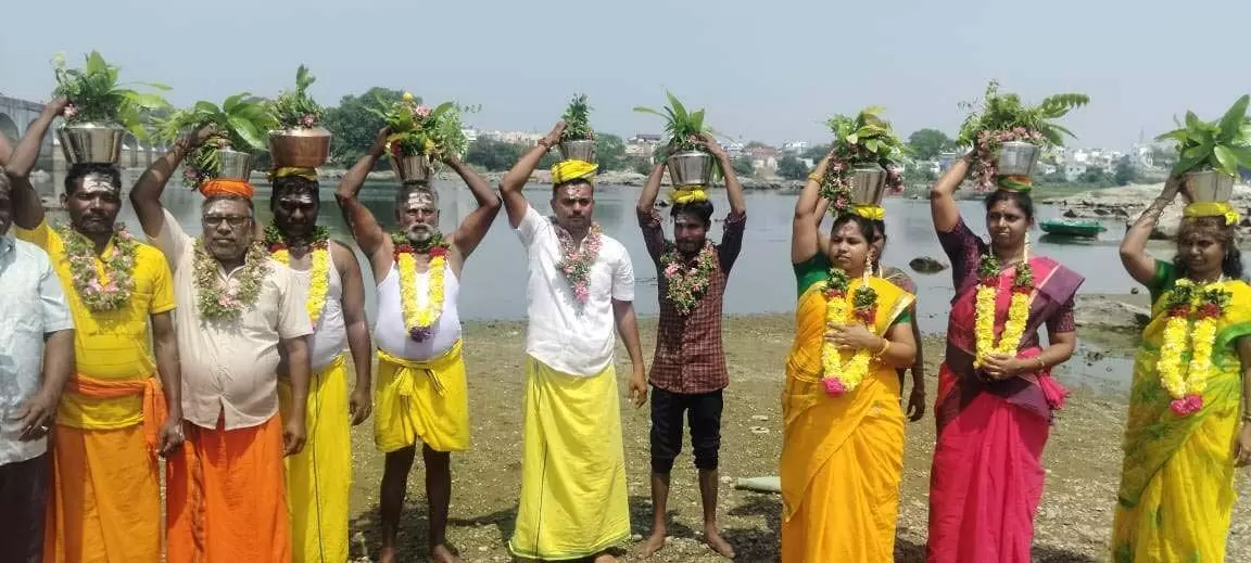 டூவீலர்கள் மெக்கானிக் சங்கம் சார்பில் காளியம்மன் கோவிலில் சிறப்பு வழிபாடு டூவீலர்கள் மெக்கானிக் சங்கம் சார்பில் காளியம்மன் கோவிலில் சிறப்பு வழிபாடு