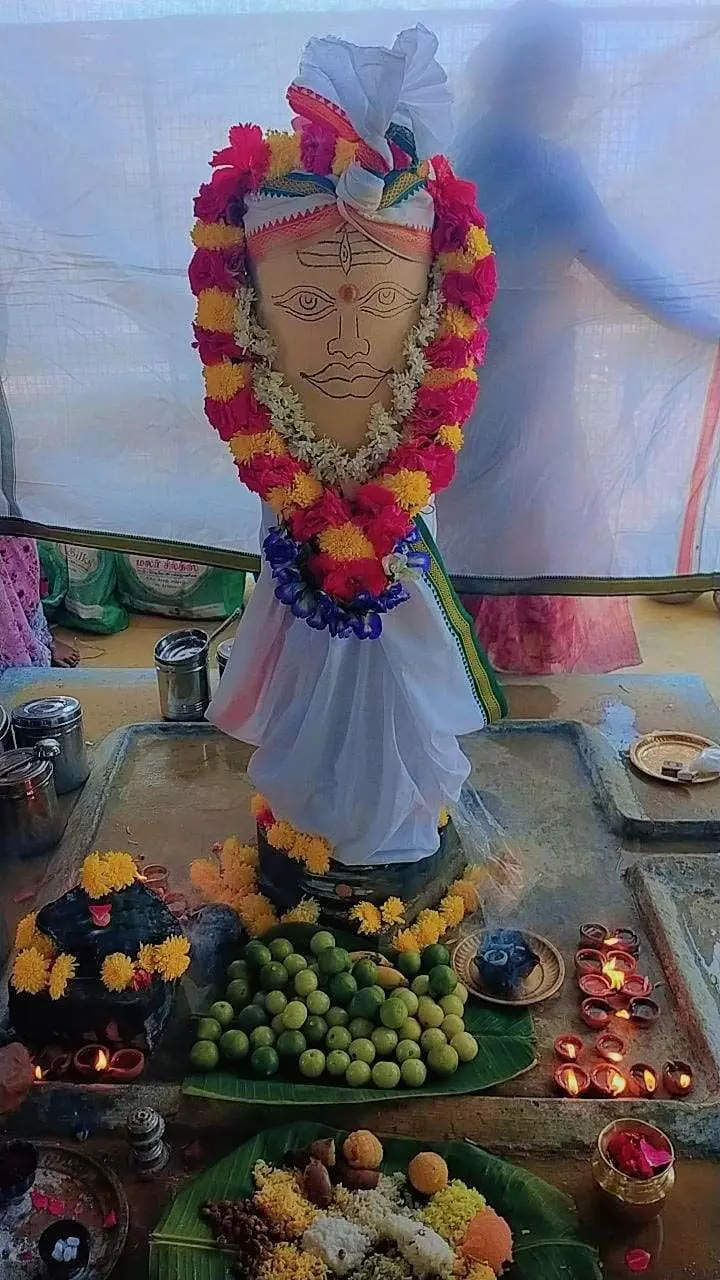 பௌர்ணமி நாளையொட்டி கோவில்களில் சிறப்பு வழிபாடு பௌர்ணமி நாளையொட்டி கோவில்களில் சிறப்பு வழிபாடு