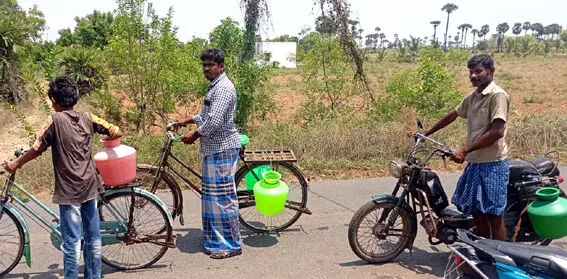சீரான குடிநீர் வினியோகம் செய்யாததால் அவினாசிப்பட்டி கிராம மக்கள் அவதி சீரான குடிநீர் வினியோகம் செய்யாததால் அவினாசிப்பட்டி கிராம மக்கள் அவதி