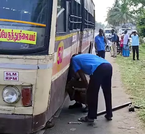 ராசிபுரம் அருகே அரசு டவுன் பஸ்சின் முன் சக்கரம் கழன்று ஓடிய சம்பவம்: 7 அலுவலர்கள் சஸ்பெண்ட் ராசிபுரம் அருகே அரசு டவுன் பஸ்சின் முன் சக்கரம் கழன்று ஓடிய சம்பவம்: 7 அலுவலர்கள் சஸ்பெண்ட்