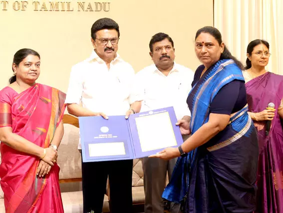 நாமக்கல் மாவட்டத்தைச் சேர்ந்த ரேவதிக்கு சிறந்த திருநங்கை விருது: முதல்வர் வழங்கல் நாமக்கல் மாவட்டத்தைச் சேர்ந்த ரேவதிக்கு சிறந்த திருநங்கை விருது: முதல்வர் வழங்கல்