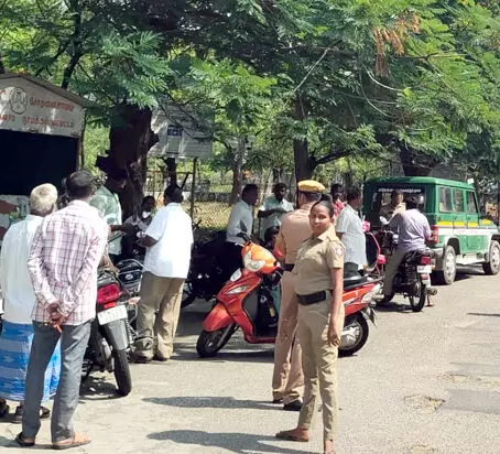 கலெக்டர் ஆபீசிற்கு ஹெல்மட் அணியாமல் டூ வீலர்களில் வந்த அரசு அதிகாரிகள் உள்ளிட்ட 51 பேரிடம் அபராதம் வசூல் கலெக்டர் ஆபீசிற்கு ஹெல்மட் அணியாமல் டூ வீலர்களில் வந்த அரசு அதிகாரிகள் உள்ளிட்ட 51 பேரிடம் அபராதம் வசூல்