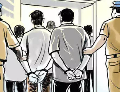 நாமக்கல் அருகே ரூ.70,000 மதிப்பு புகையிலைப் பொருள் கடத்திய 2 பேர் கைது: கார் பறிமுதல் நாமக்கல் அருகே ரூ.70,000 மதிப்பு புகையிலைப் பொருள் கடத்திய 2 பேர் கைது: கார் பறிமுதல்