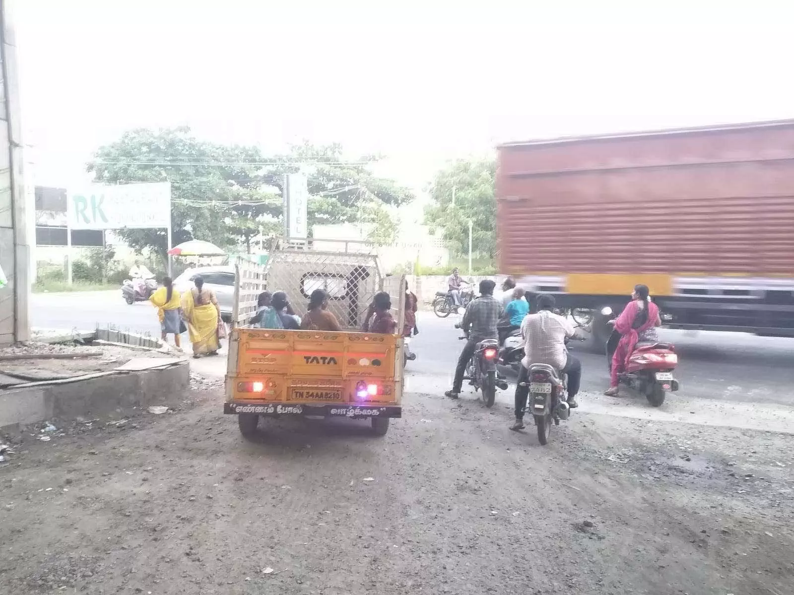 விபத்து அபாயத்தில் பொதுமக்கள், போக்குவரத்து போலீசார் நியமிக்க பொதுமக்கள் கோரிக்கை விபத்து அபாயத்தில் பொதுமக்கள், போக்குவரத்து போலீசார் நியமிக்க பொதுமக்கள் கோரிக்கை