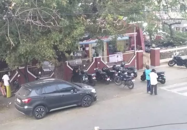 அதிக விலைக்கு மது விற்ற நபர்கள் இருவர் கைது அதிக விலைக்கு மது விற்ற நபர்கள் இருவர் கைது
