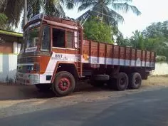 அரிசி ஏற்றிய டாரஸ் லாரி கவிழ்ந்தது அரிசி ஏற்றிய டாரஸ் லாரி கவிழ்ந்தது
