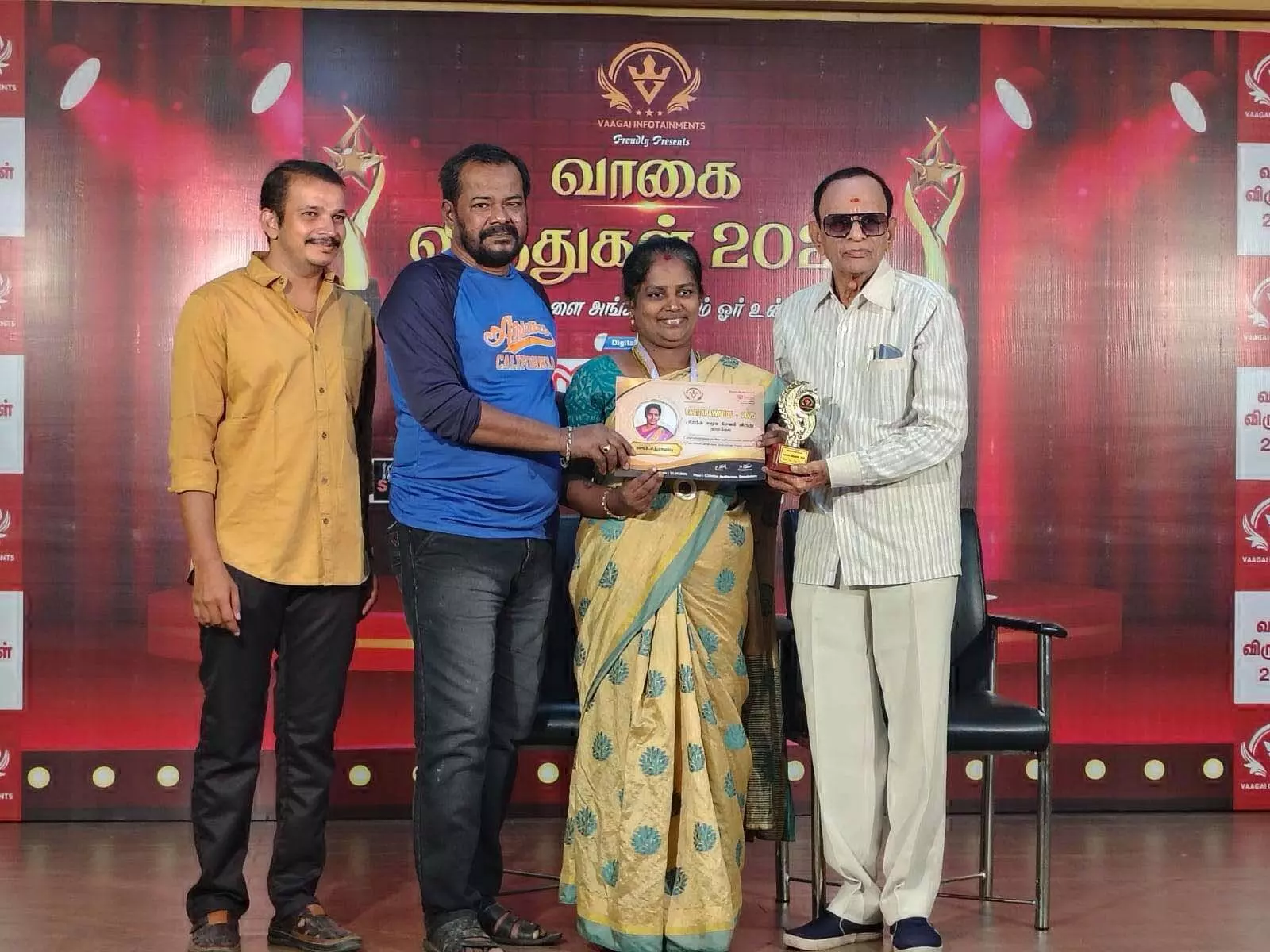சேவை மகளிருக்கு விருதுகள் வழங்கும் விழா சேவை மகளிருக்கு விருதுகள் வழங்கும் விழா
