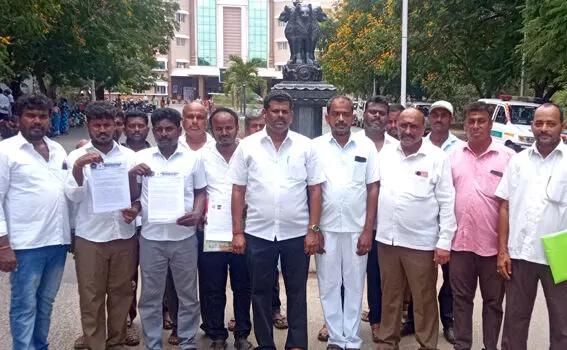 சொந்த வாகனங்களை வாடகைக்கு இயக்குவோர் மீது நடவடிக்கை: கலெக்டரிடம் புகார் சொந்த வாகனங்களை வாடகைக்கு இயக்குவோர் மீது நடவடிக்கை: கலெக்டரிடம் புகார்