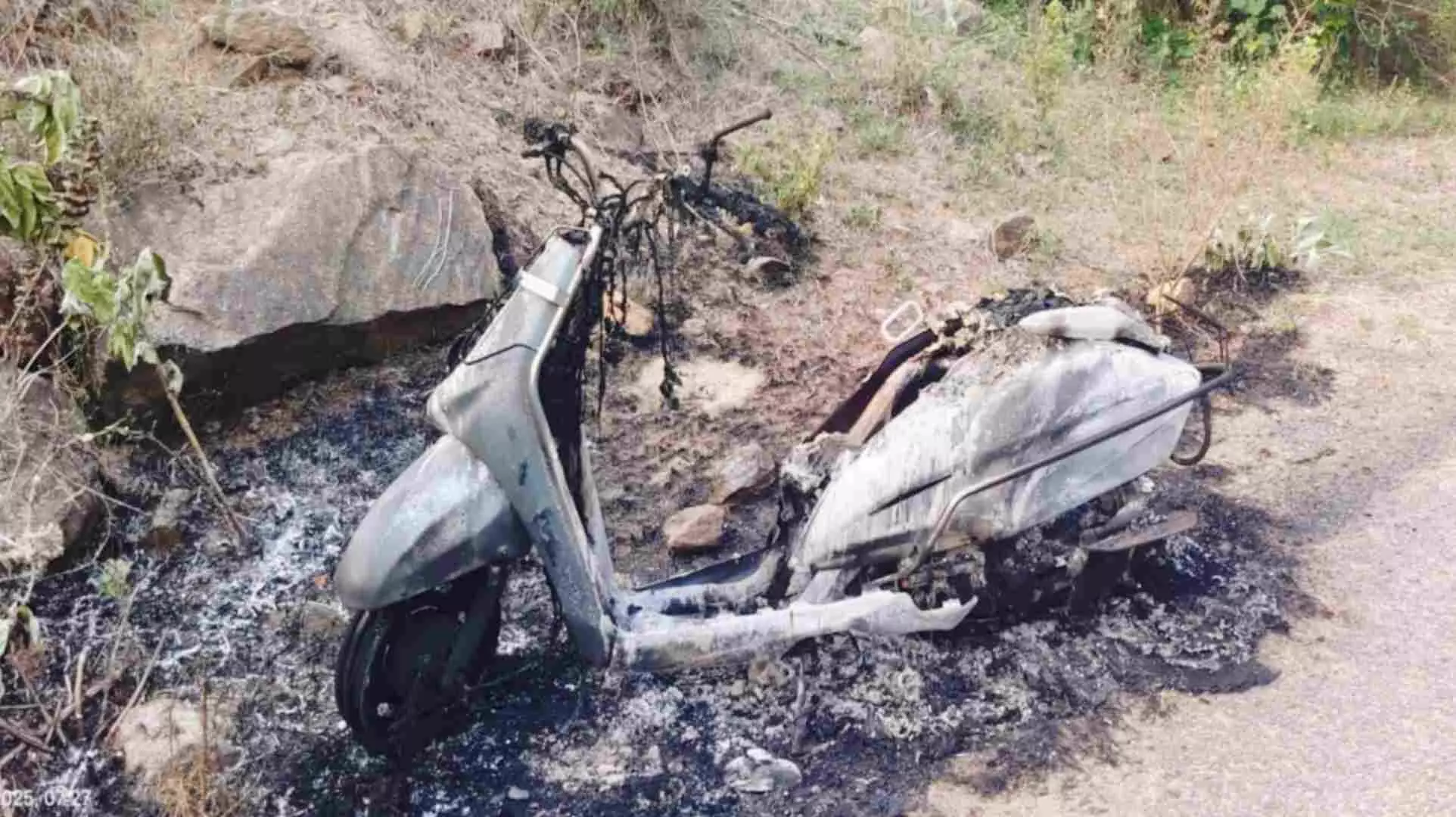 பவானி: அம்மாபேட்டை அருகே எரிந்த நிலையில் கிடந்த ஸ்கூட்டர்; போலீசார் விசாரணை! பவானி: அம்மாபேட்டை அருகே எரிந்த நிலையில் கிடந்த ஸ்கூட்டர்; போலீசார் விசாரணை!