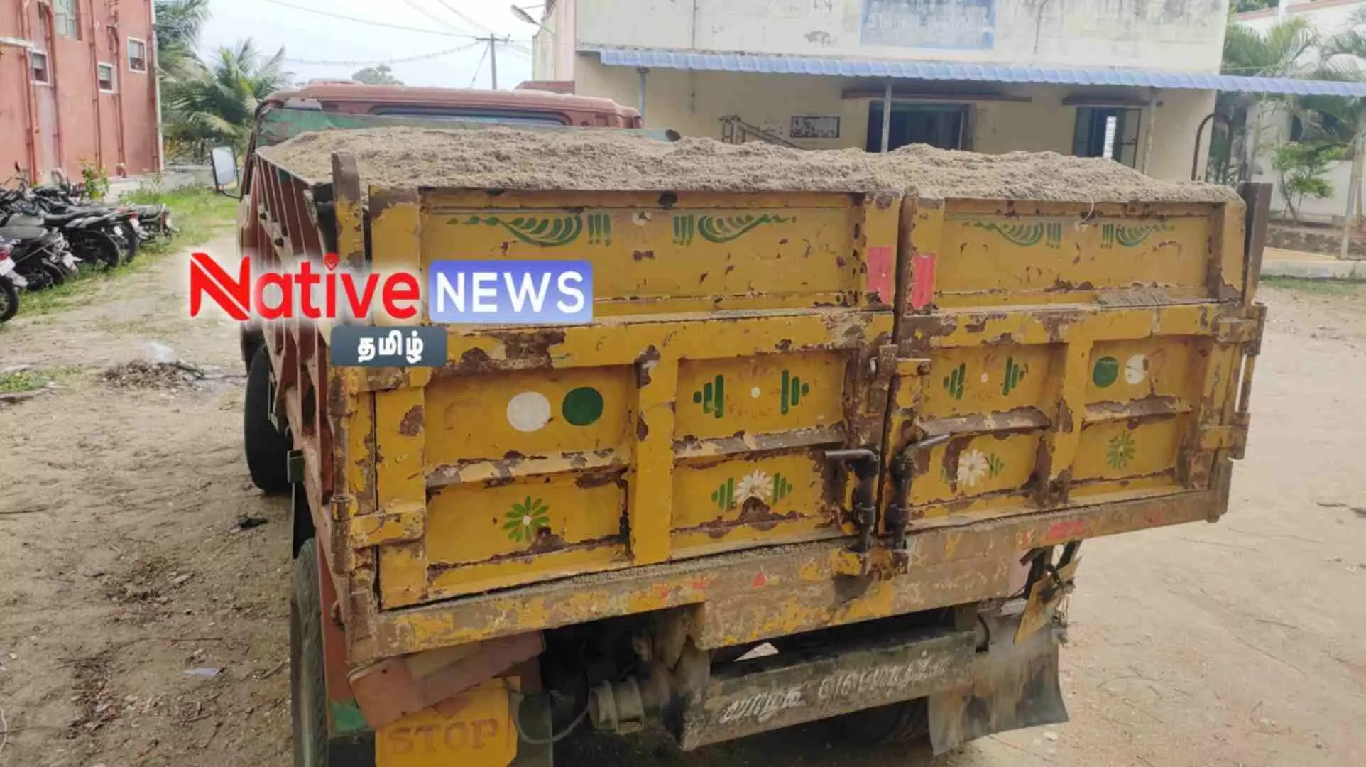 ஈரோடு: ஆப்பக்கூடல் அருகே அனுமதியின்றி மணல் ஏற்றிக்கொண்டு வந்த மினி டிப்பர் லாரி பறிமுதல்: டிரைவர் கைது! ஈரோடு: ஆப்பக்கூடல் அருகே அனுமதியின்றி மணல் ஏற்றிக்கொண்டு வந்த மினி டிப்பர் லாரி பறிமுதல்: டிரைவர் கைது!