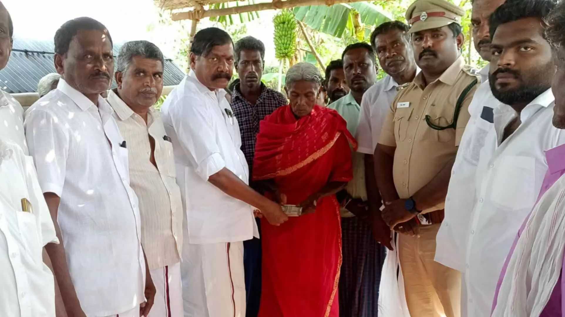 அந்தியூர் அருகே யானை தாக்கி இறந்தவர் குடும்பத்திற்கு அரசு சார்பில் ஈமச்சடங்கு நிதி வழங்கிய எம்எல்ஏ! அந்தியூர் அருகே யானை தாக்கி இறந்தவர் குடும்பத்திற்கு அரசு சார்பில் ஈமச்சடங்கு நிதி வழங்கிய எம்எல்ஏ!