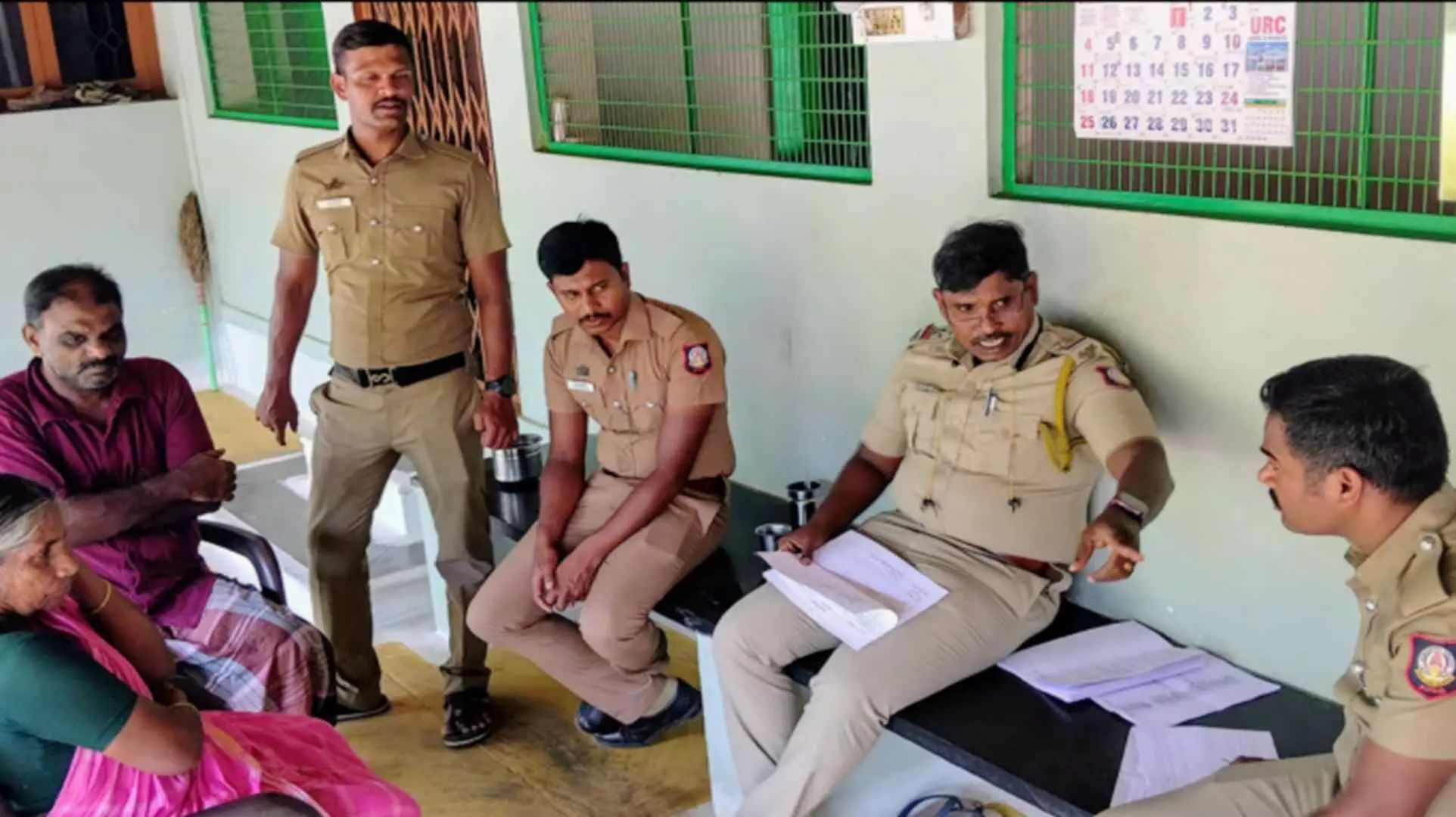 ஈரோடு: சிவகிரி அருகே தம்பதி அடித்து கொலை; வீடுகளில் தனியாக வசிக்கும் வயதான தம்பதியினரை கணக்கெடுக்கும் போலீசார்! ஈரோடு: சிவகிரி அருகே தம்பதி அடித்து கொலை; வீடுகளில் தனியாக வசிக்கும் வயதான தம்பதியினரை கணக்கெடுக்கும் போலீசார்!