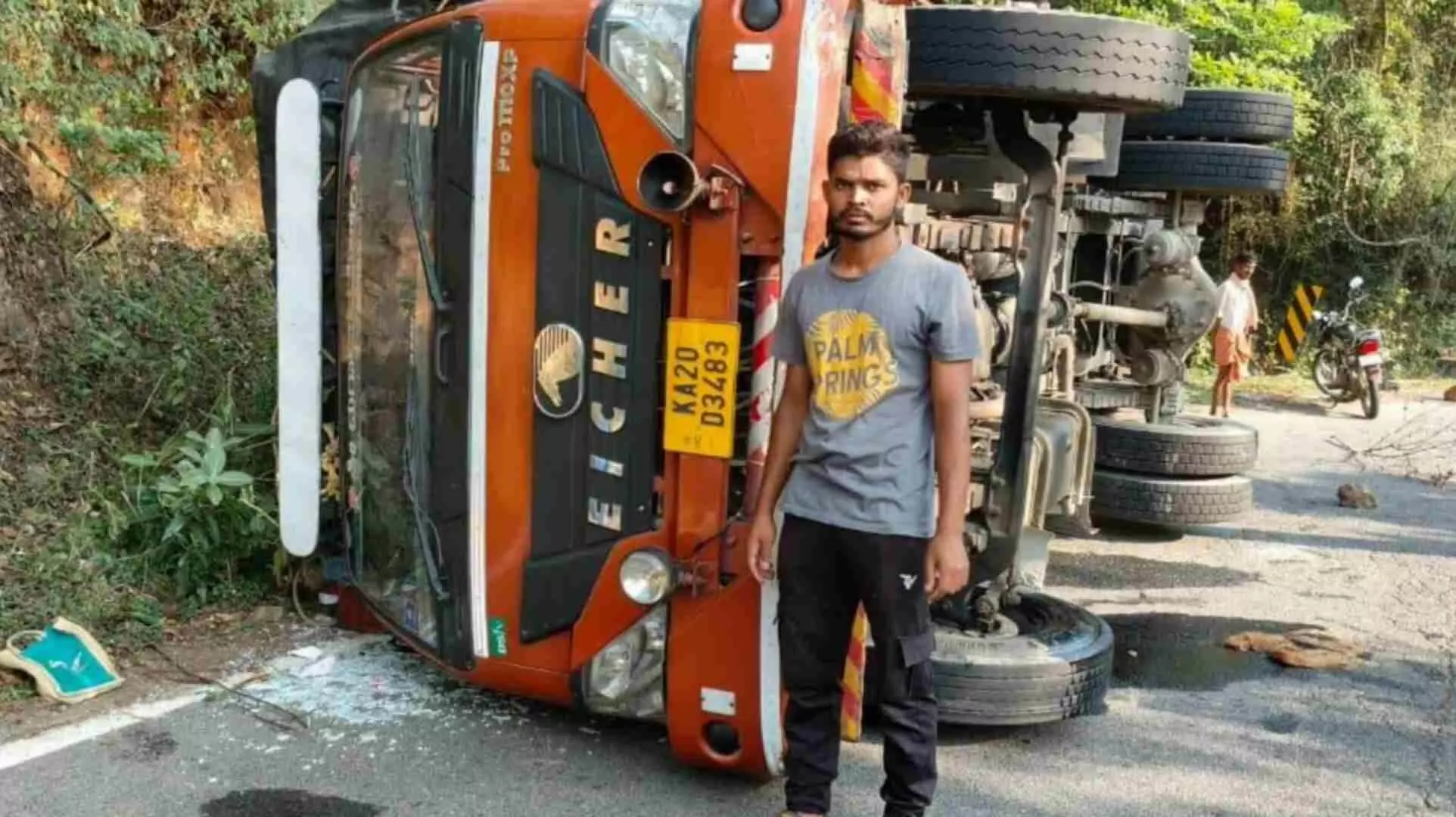 அந்தியூர் அருகே பர்கூர் மலைப்பாதை சாலையில் லாரி கவிழ்ந்து விபத்து: டிரைவர் உயிர் தப்பினார்! அந்தியூர் அருகே பர்கூர் மலைப்பாதை சாலையில் லாரி கவிழ்ந்து விபத்து: டிரைவர் உயிர் தப்பினார்!