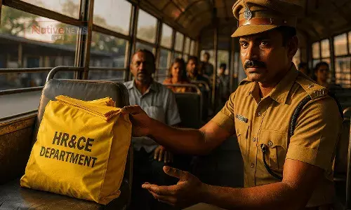 மஞ்சள் பையில் கோவில் ஆவணங்கள் - போலீசில் ஒப்படைப்பு