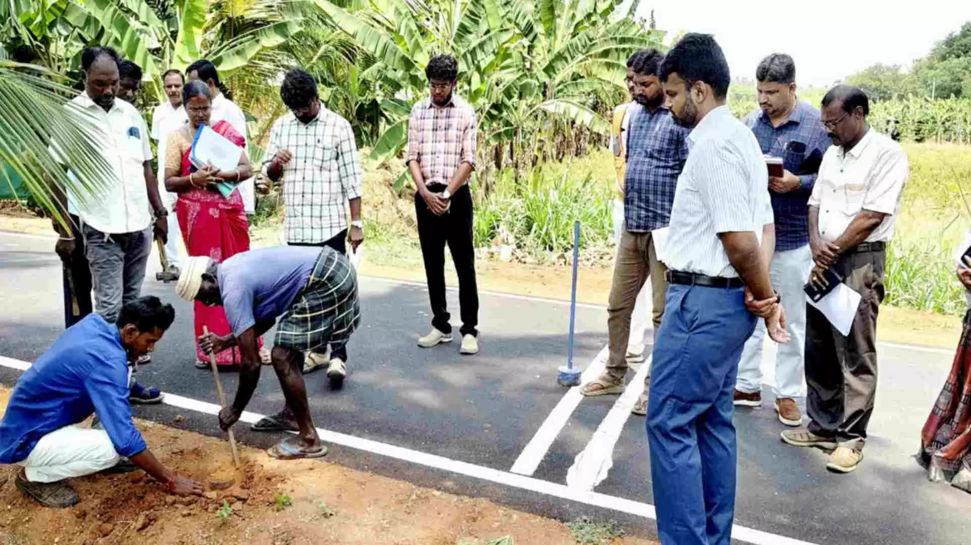 பெருந்துறை ஊராட்சி ஒன்றிய பகுதிகளில் நடைபெற்று வரும் பல்வேறு வளர்ச்சி திட்டப் பணிகள் குறித்து ஈரோடு ஆட்சியர் ஆய்வு! பெருந்துறை ஊராட்சி ஒன்றிய பகுதிகளில் நடைபெற்று வரும் பல்வேறு வளர்ச்சி திட்டப் பணிகள் குறித்து ஈரோடு ஆட்சியர் ஆய்வு!