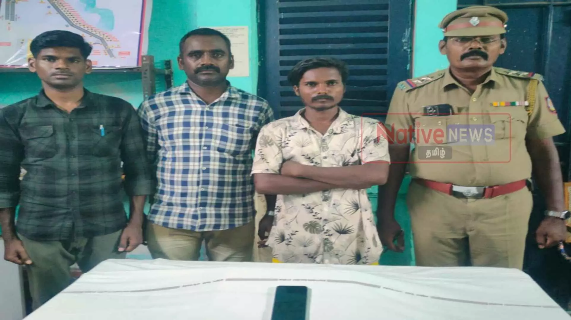 ஈரோட்டில் ரயில் பயணியிடம் செல்போன் திருடிய சிறுவன் உள்பட 2 பேர் கைது! ஈரோட்டில் ரயில் பயணியிடம் செல்போன் திருடிய சிறுவன் உள்பட 2 பேர் கைது!