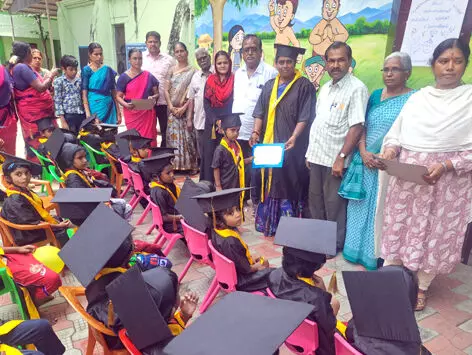 முன் பருவ கல்வி முடித்து முதல் வகுப்பு செல்லும் அங்கன்வாடி மைய குழந்தைகளுக்கு பட்டமளிப்பு விழா முன் பருவ கல்வி முடித்து முதல் வகுப்பு செல்லும் அங்கன்வாடி மைய குழந்தைகளுக்கு பட்டமளிப்பு விழா