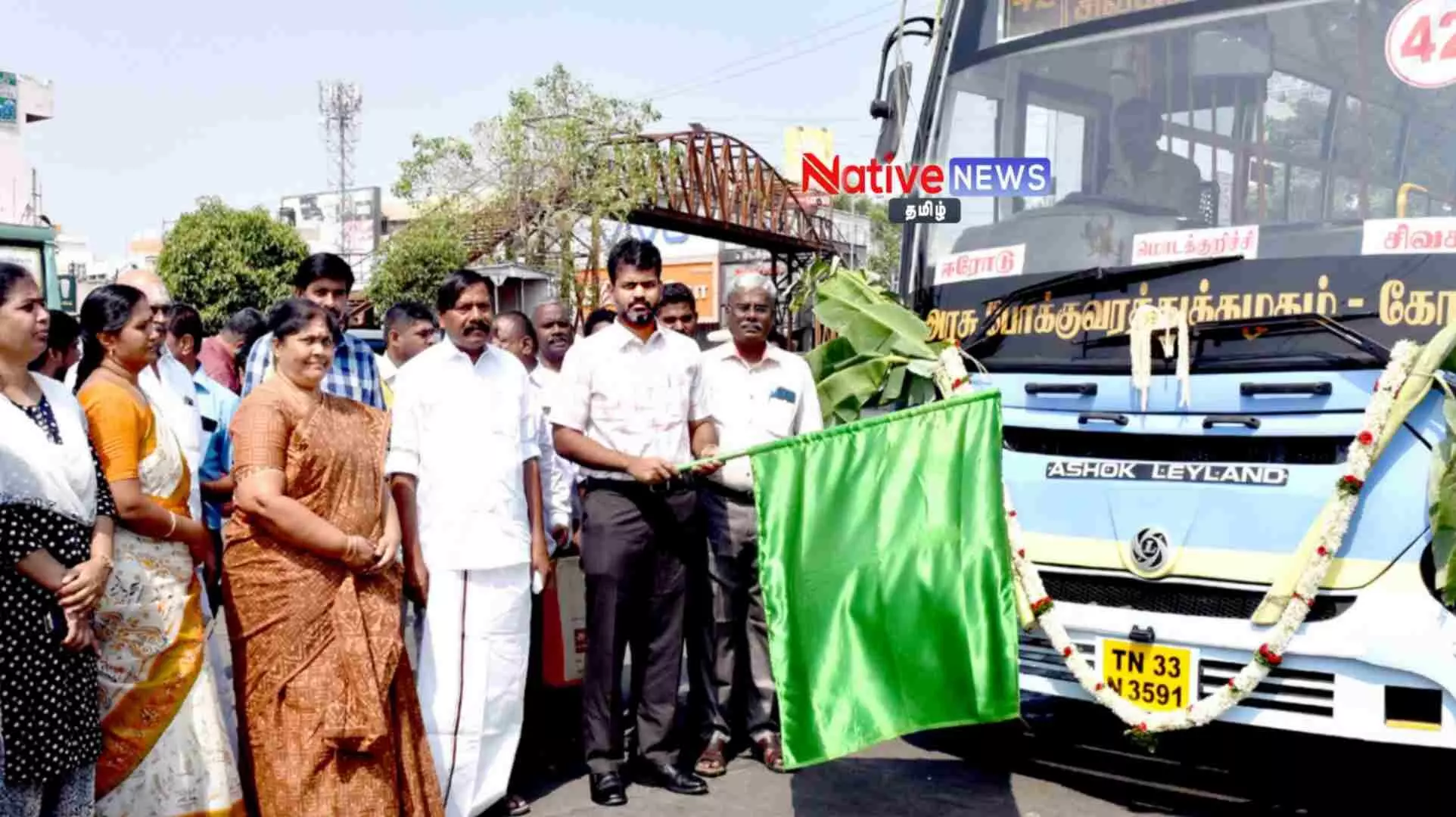 ஈரோட்டில் 9 புதிய பேருந்துகளின் இயக்கத்தை கொடியசைத்து துவக்கி வைத்த ஆட்சியர்! ஈரோட்டில் 9 புதிய பேருந்துகளின் இயக்கத்தை கொடியசைத்து துவக்கி வைத்த ஆட்சியர்!