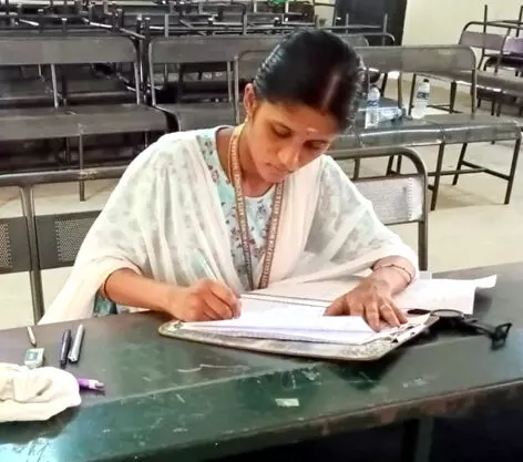 பிரசவம் முடிந்ததும், குழந்தையை ஆஸ்பத்திரியில் விட்டு கல்லூரிக்கு சென்று தேர்வு எழுதிய மாணவி ! பிரசவம் முடிந்ததும், குழந்தையை ஆஸ்பத்திரியில் விட்டு கல்லூரிக்கு சென்று தேர்வு எழுதிய மாணவி !