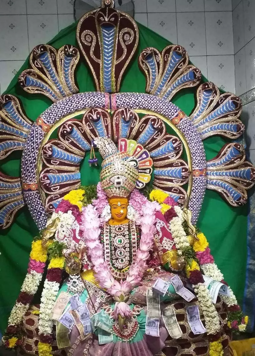 அக்னி சட்டி ஏந்தி வேண்டுதல் நிறைவேற்றிய பக்தர்கள் அக்னி சட்டி ஏந்தி வேண்டுதல் நிறைவேற்றிய பக்தர்கள்