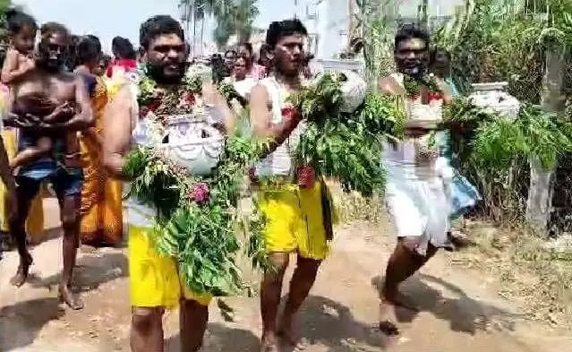 அக்னி சட்டி ஏந்தி வேண்டுதல் நிறைவேற்றிய பக்தர்கள் அக்னி சட்டி ஏந்தி வேண்டுதல் நிறைவேற்றிய பக்தர்கள்