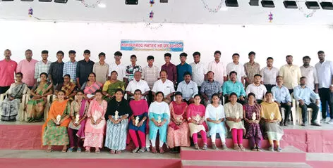 வே.க.பட்டி கொங்குநாடு மேல்நிலைப்பள்ளி மாணவர்கள் பிளஸ் 2 தேர்வில் 100 சதவீதம் தேர்ச்சி பெற்று சாதனை வே.க.பட்டி கொங்குநாடு மேல்நிலைப்பள்ளி மாணவர்கள் பிளஸ் 2 தேர்வில் 100 சதவீதம் தேர்ச்சி பெற்று சாதனை
