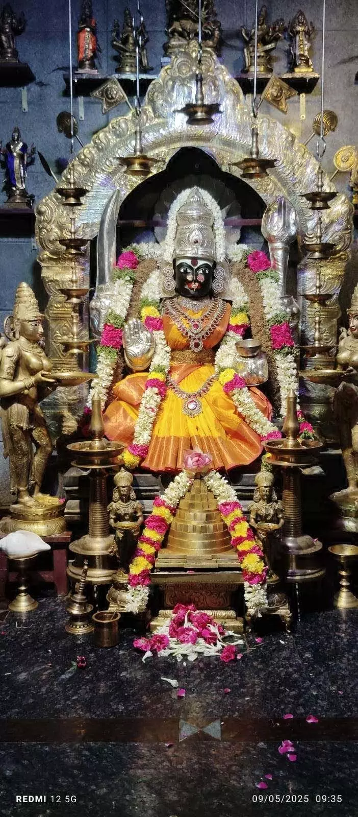 அம்மன் கோவில்களில் சிறப்பு வழிபாடு அம்மன் கோவில்களில் சிறப்பு வழிபாடு