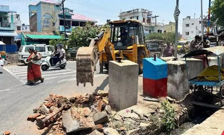 நகராட்சி சார்பில் கொடிக்கம்பங்கள் அகற்றம் நகராட்சி சார்பில் கொடிக்கம்பங்கள் அகற்றம்