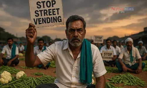 தாராபுரம் உழவர் சந்தையில் விவசாயிகள் தர்ணா போராட்டம் தாராபுரம் உழவர் சந்தையில் விவசாயிகள் தர்ணா போராட்டம்