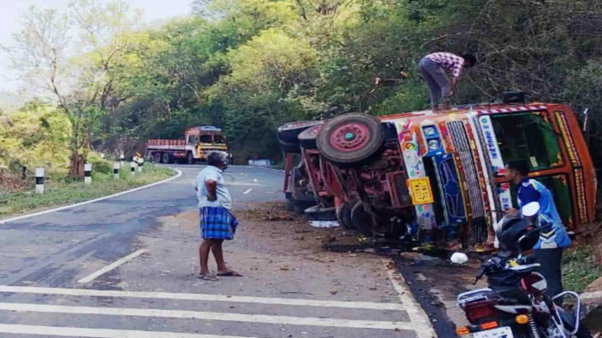 அந்தியூர் அருகே பர்கூர் மலைப்பாதை சாலையில் லாரி கவிழ்ந்து விபத்து! அந்தியூர் அருகே பர்கூர் மலைப்பாதை சாலையில் லாரி கவிழ்ந்து விபத்து!