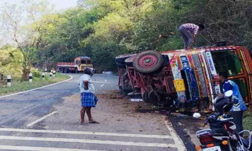 அந்தியூர் அருகே பர்கூர் மலைப்பாதை சாலையில் லாரி கவிழ்ந்து விபத்து!