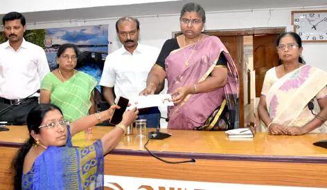 நாமக்கல்லில் மக்கள் குறைதீர் கூட்டம் கலெக்டர் நலத்திட்ட உதவிகள் வழங்கல் நாமக்கல்லில் மக்கள் குறைதீர் கூட்டம் கலெக்டர் நலத்திட்ட உதவிகள் வழங்கல்