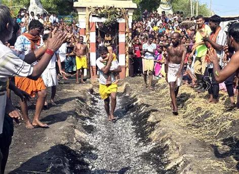 வாழவந்தி மாரியம்மன் கோயில் திருவிழா 1,000க்கும் மேற்பட்ட பக்தர்கள் தீ குண்டம் இறங்கி நேர்த்திக்கடன் வாழவந்தி மாரியம்மன் கோயில் திருவிழா 1,000க்கும் மேற்பட்ட பக்தர்கள் தீ குண்டம் இறங்கி நேர்த்திக்கடன்