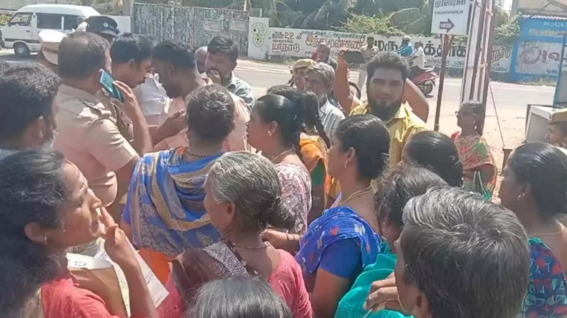 ஈரோட்டில் அடுக்குமாடி குலுக்கல் முறைக்கு எதிர்ப்பு தெரிவித்து, அன்னை சத்யா நகர் பகுதி மக்கள் சாலை மறியலுக்கு முயன்றதால் பரபரப்பு ஈரோட்டில் அடுக்குமாடி குலுக்கல் முறைக்கு எதிர்ப்பு தெரிவித்து, அன்னை சத்யா நகர் பகுதி மக்கள் சாலை மறியலுக்கு முயன்றதால் பரபரப்பு
