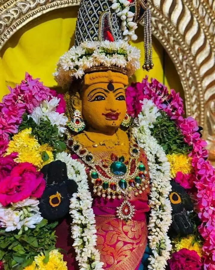 சித்ரா பவுர்ணமி நாளையொட்டி கோவில்களில் சிறப்பு வழிபாடு சித்ரா பவுர்ணமி நாளையொட்டி கோவில்களில் சிறப்பு வழிபாடு