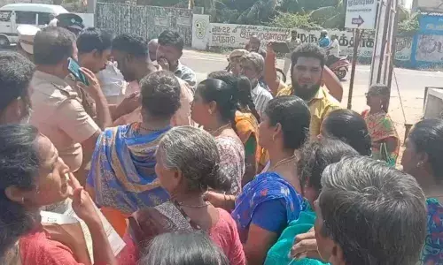ஈரோட்டில் அடுக்குமாடி குலுக்கல் முறைக்கு எதிர்ப்பு தெரிவித்து, அன்னை சத்யா நகர் பகுதி மக்கள் சாலை மறியலுக்கு முயன்றதால் பரபரப்பு