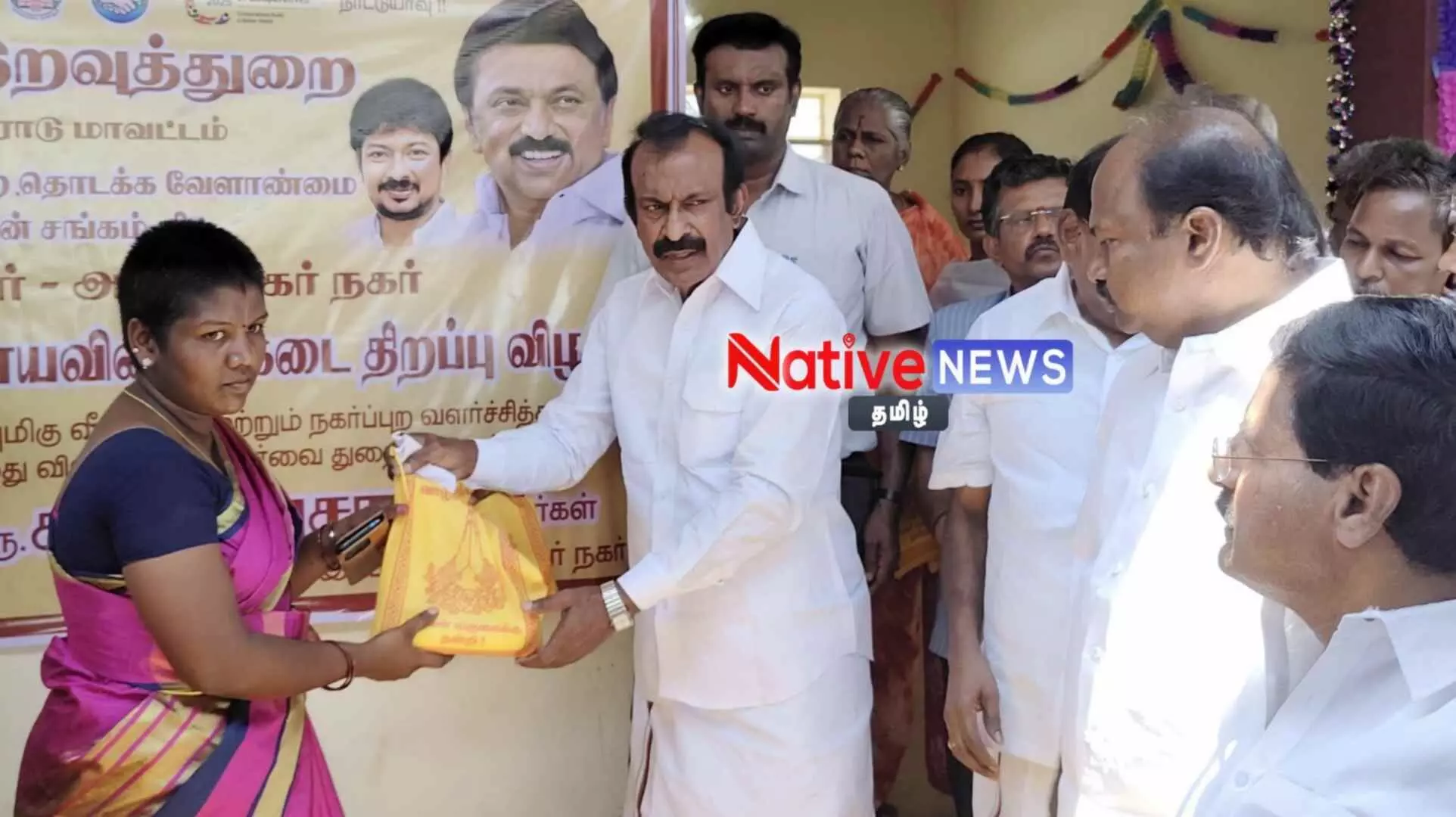 மொடக்குறிச்சி அருகே பகுதி நேர ரேஷன் கடையை திறந்து வைத்து, மரக்கன்றுகளை நட்ட அமைச்சர் சு.முத்துசாமி! மொடக்குறிச்சி அருகே பகுதி நேர ரேஷன் கடையை திறந்து வைத்து, மரக்கன்றுகளை நட்ட அமைச்சர் சு.முத்துசாமி!