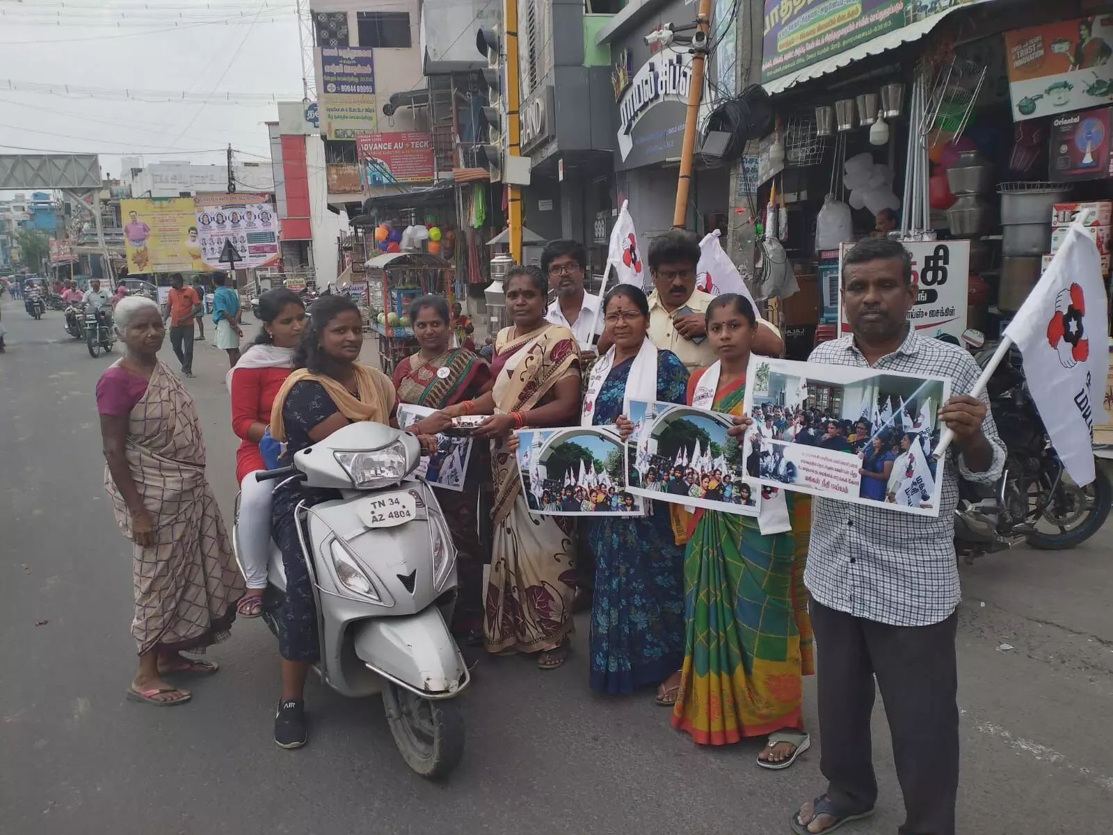 பொள்ளாச்சி வழக்கு தீர்ப்புக்கு ஆதரவு தெரிவித்து மக்கள் நீதி மய்யம் பட்டாசு வெடித்து, இனிப்புகள் வழங்கல் பொள்ளாச்சி வழக்கு தீர்ப்புக்கு ஆதரவு தெரிவித்து மக்கள் நீதி மய்யம் பட்டாசு வெடித்து, இனிப்புகள் வழங்கல்