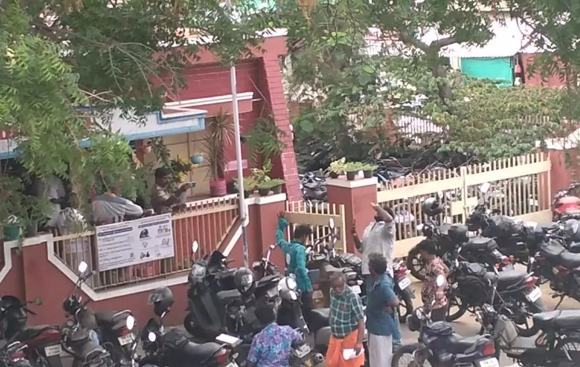போதையில் டூவீலர் ஓட்டிய இருவர் போலீஸ் ஸ்டேஷன் முன்பு சாணி பவுடர் குடித்து தற்கொலை முயற்சி போதையில் டூவீலர் ஓட்டிய இருவர் போலீஸ் ஸ்டேஷன் முன்பு சாணி பவுடர் குடித்து தற்கொலை முயற்சி