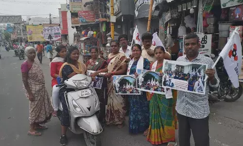 பொள்ளாச்சி வழக்கு தீர்ப்புக்கு ஆதரவு தெரிவித்து மக்கள் நீதி மய்யம் பட்டாசு வெடித்து, இனிப்புகள் வழங்கல்